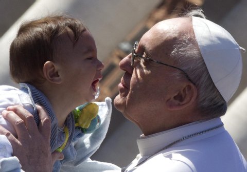 Papst Franziskus mit Baby